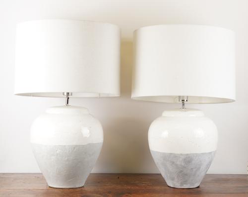 A PAIR OF LARGE MONOCHROME CERAMIC LAMPS AND A DIMPLED GLASS LAMP (3)