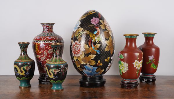 A LARGE CLOISONNE EGG, A CLOISONNE VASE AND TWO PAIRS OF VASES (6)