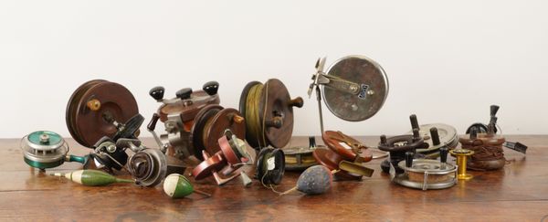 A GROUP OF ASSORTED FISHING REELS (16)