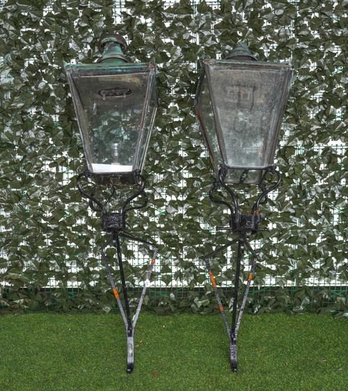 A PAIR OF VICTORIAN STYLE COPPER AND IRON GAS LANTERNS ON BRACKETS (2)