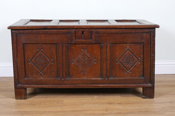 AN 18TH CENTURY OAK COFFER