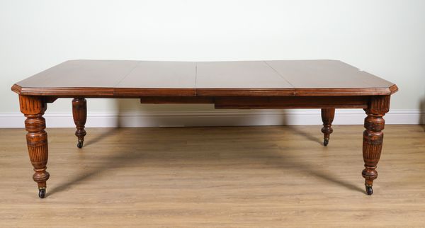 A LATE 19TH CENTURY MAHOGANY EXTENDING DINING TABLE