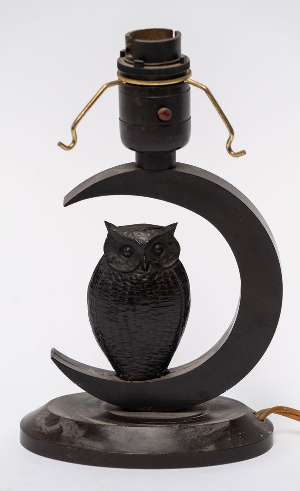 AN ART DECO BAKELITE MOULDED ‘OWL’ TABLE LAMP