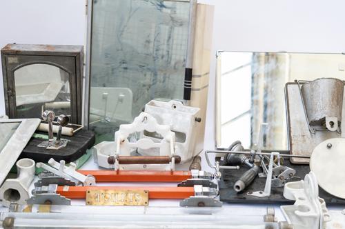 A LARGE GROUP OF BATHROOM ACCESSORIES INCLUDING A PAIR OF ORANGE ART DECO TOWEL RAILS (QTY)