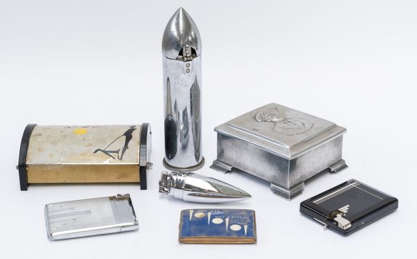 A CHROME PLATED BULLET SHAPED TABLE LIGHTER (7)