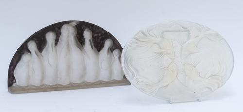 A VERLYS OPALESCENT GLASS OVAL PLAQUE (2)