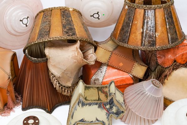 A LARGE COLLECTION OF ASSORTED LAMPSHADES (18)