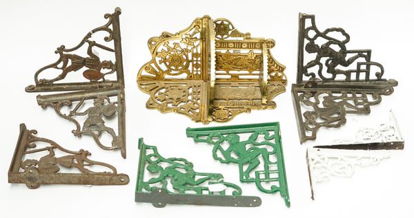 A LATE VICTORIAN POLISHED BRASS AESTHETIC STYLE CORNER BRACKET (10)