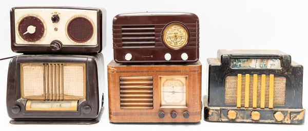 TWO BAKELITE VALVE RADIOS; A CAMBRIDGE PYE AND A DUCRETET THOMSON D925, TOGETHER WITH AN OAK CASED MEDIUM AND LONG WAVE LITTLE MAESTRO PILOT RADIO (5)