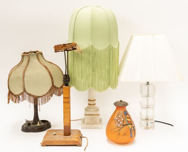 A GROUP OF LAMP BASES AND SHADES INCLUDING A GLASS LUSTRE (12)