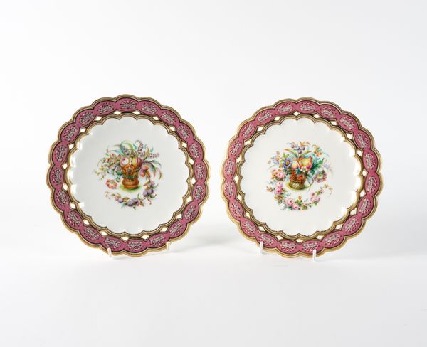 A PAIR OF ENGLISH PORCELAIN CABINET PLATES (2)