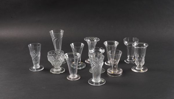 A GROUP OF SMALL GLASSWARE (19)