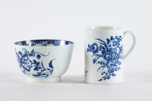 A WORCESTER BLUE AND WHITE CYLINDRICAL MUG (2)