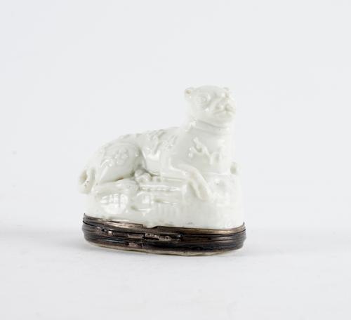 A FRENCH SILVER-MOUNTED WHITE SNUFF BOX AND COVER
