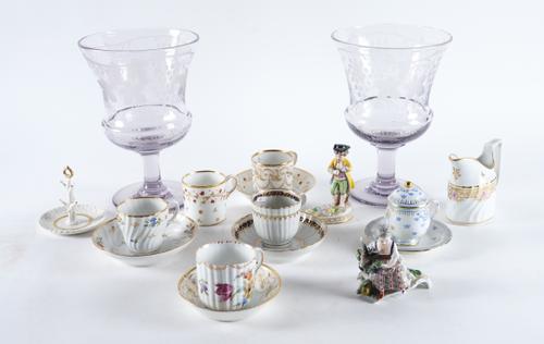 A GROUP OF PORCELAIN AND GLASS (18)