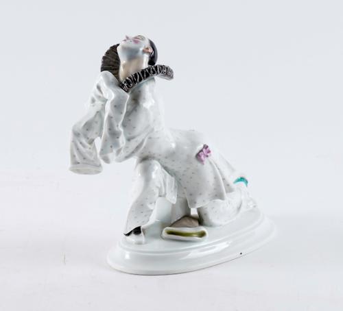 A MEISSEN PORCELAIN FIGURE OF A PIERROT FROM THE BALLET RUSSES