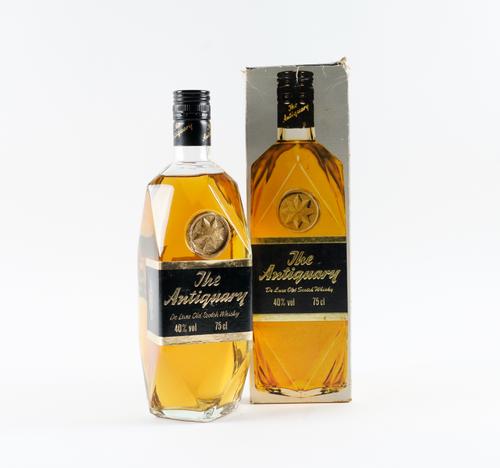A BOTTLE OF THE ANTIQUARY DE LUXE OLD SCOTCH WHISKY