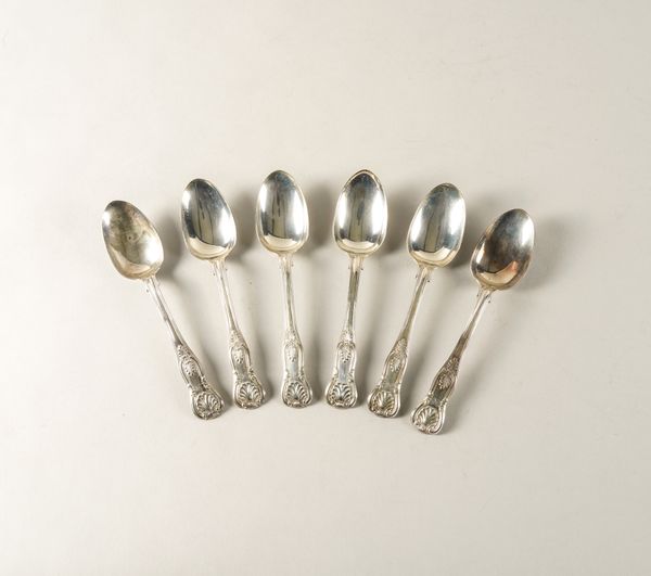 A SET OF SIX VICTORIAN SINGLE STRUCK KINGS PATTERN DESSERT SPOONS (6)