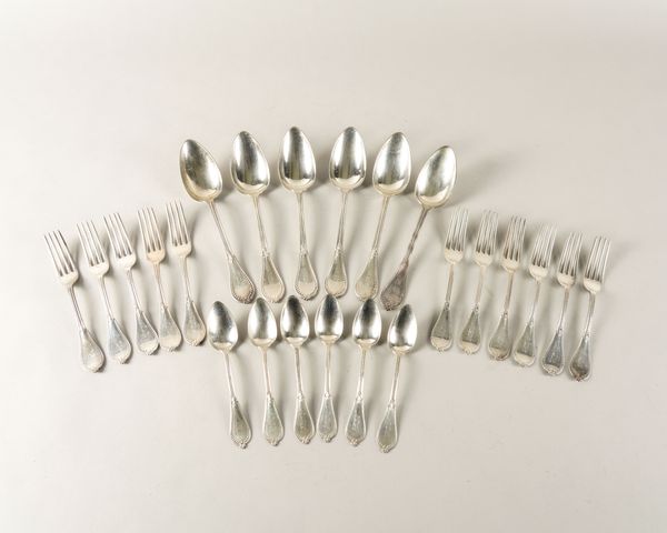 A GROUP OF TABLE FLATWARE DETAILED COIN (17)