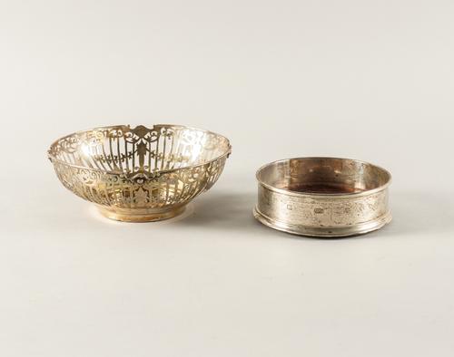 A SILVER BOWL AND A SILVER MOUNTED BOTTLE COASTER (2)