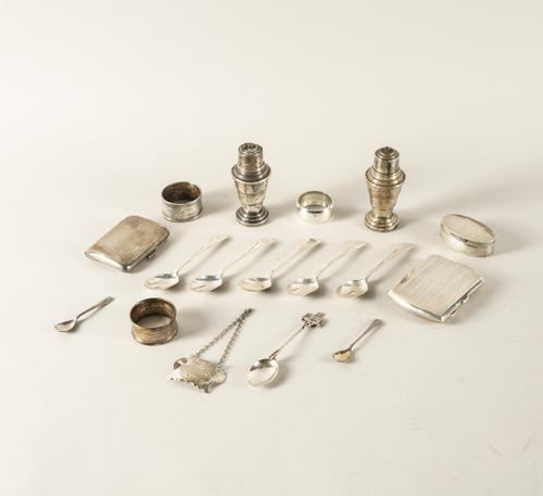 A GROUP OF SILVER AND SILVER MOUNTED WARES (17)