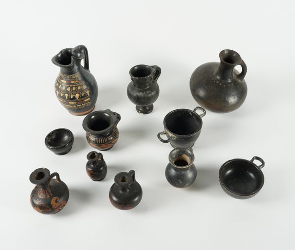 A GROUP OF TEN SOUTH ITALIAN BLACK AND RED VESSELS INCLUDING A GNATHIA WARE OINOCHOE (11)