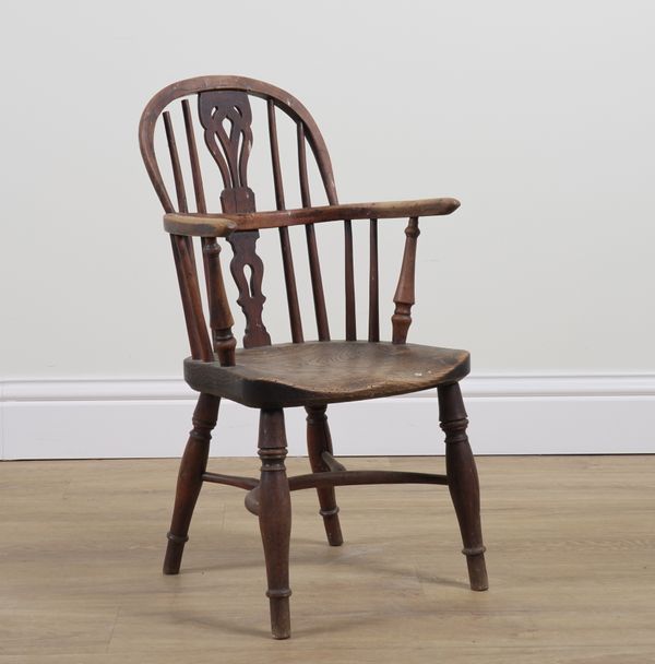 A 19TH CENTURY CHILDS ELM AND YEW WOOD WINDSOR CHAIR