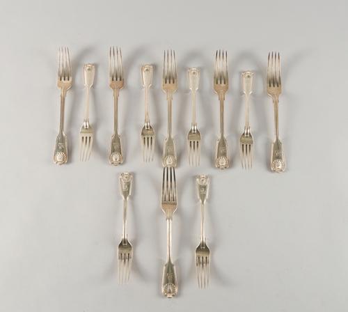 A GROUP OF VICTORIAN SILVER DOUBLE STRUCK, FIDDLE, THREAD AND SHELL PATTERN TABLE FLATWARE (12)