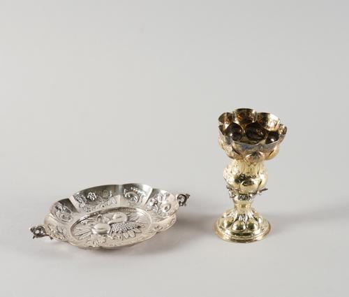 A EUROPEAN TWIN HANDLED DISH AND A EUROPEAN GILT CUP (2)