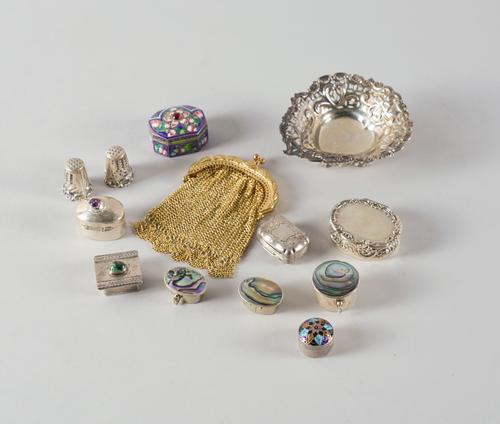 A VICTORIAN SILVER VINAIGRETTE AND TWELVE FURTHER ITEMS (13)