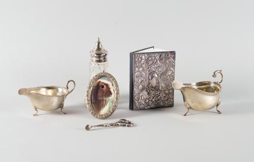 A GROUP OF SILVER AND SILVER MOUNTED WARES (6)