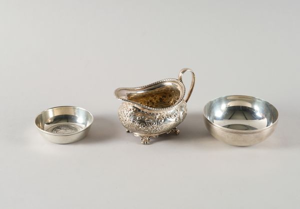 A SILVER MILK JUG AND TWO FURTHER ITEMS (3)