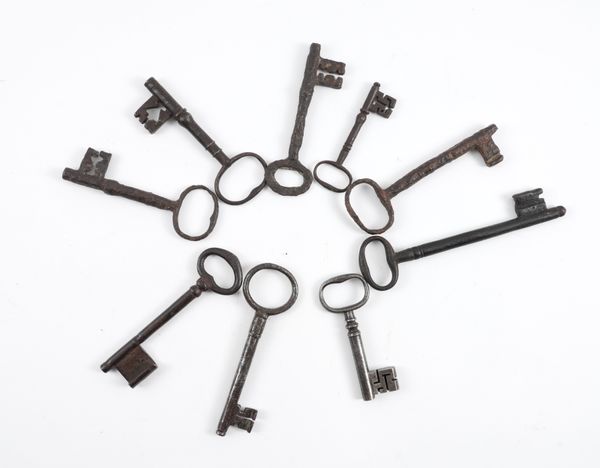 A GROUP OF NINE ENGLISH STEEL KEYS (9)