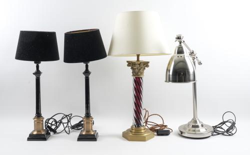 A PAIR OF BLACK LACQUERED AND BRASS FINISHED COLUMN TABLE LAMPS (4)