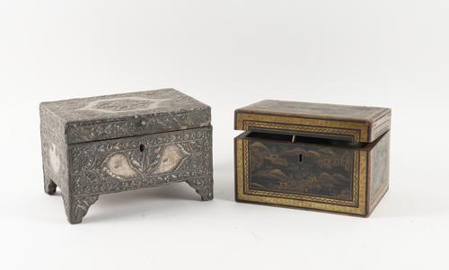 A 19TH CENTURY CHINESE EXPORT BLACK LACQUER CHINOISERIE DECORATED TEA CADDY (2)