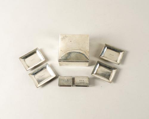 A GROUP OF SILVER AND SILVER MOUNTED WARES (7)