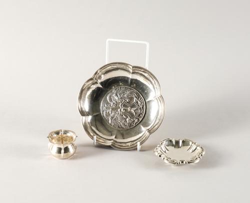 THREE EUROPEAN DISHES AND BOWLS (3)