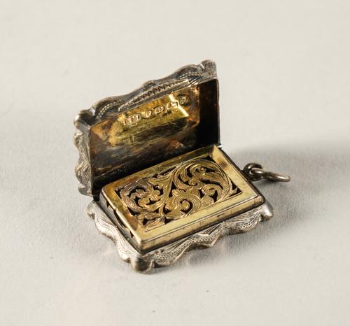 A VICTORIAN SILVER SHAPED RECTANGULAR VINAIGRETTE