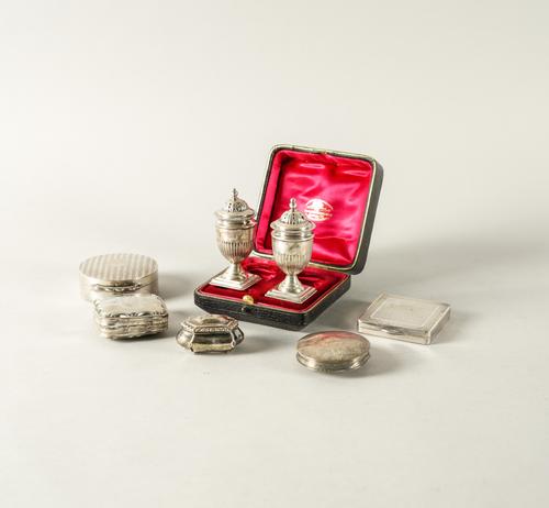 A SILVER HINGE LIDDED CIRCULAR BOX AND SIX FURTHER ITEMS (7)