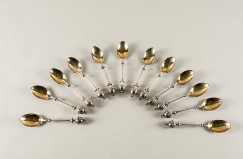 A SET OF TWELVE AMERICAN SPOONS (12)