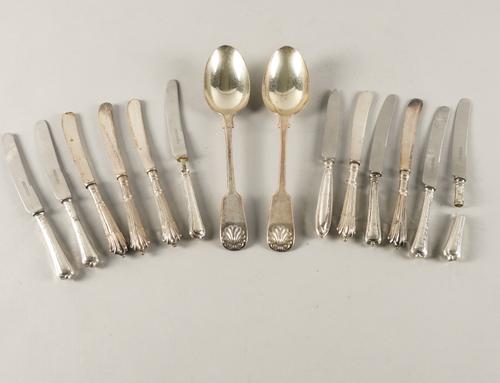 A PAIR OF FIDDLE AND SHELL PATTERN VICTORIAN TABLESPOONS AND A QUANTITY OF TEA KNIVES, HAVING LOADED SILVER HANDLES (14)