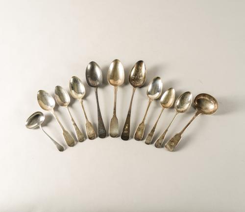 A GROUP OF SILVER AND PLATED TABLE FLATWARE (11)