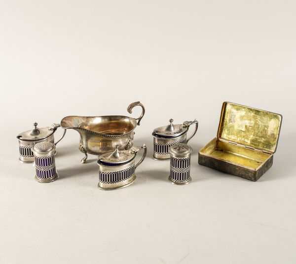 A SILVER SAUCEBOAT AND SIX FURTHER ITEMS (7)