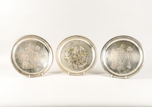 A PAIR OF AND ONE FURTHER SILVER CIRCULAR DISHES (3)