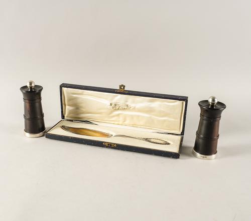 A FRENCH SERVING SLICE AND A PAIR OF SILVER MOUNTED HARDWOOD CONDIMENT GRINDERS (3)