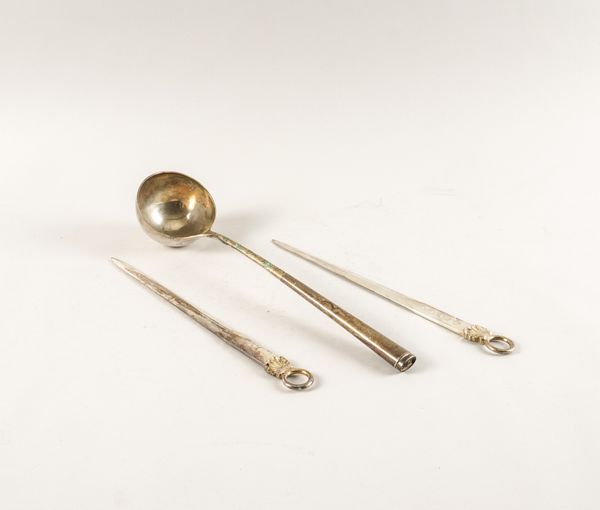 A SILVER LADLE AND A PAIR OF SILVER PAPER KNIVES (3)