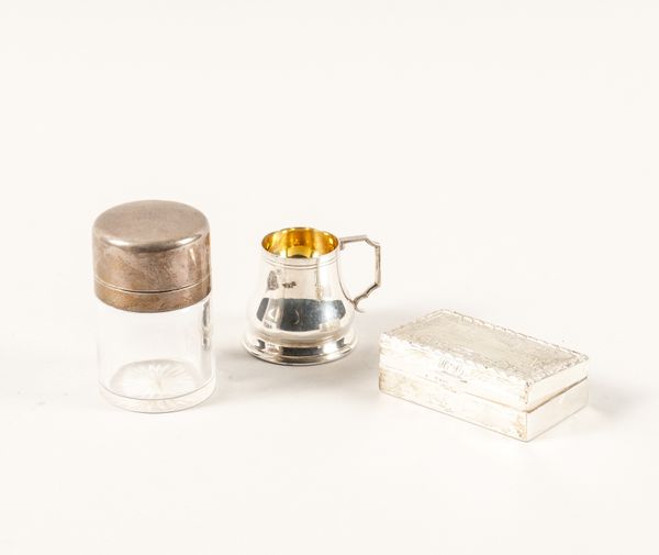 A SILVER MOUNTED SMELLING SALTS BOTTLE AND TWO FURTHER ITEMS (3)