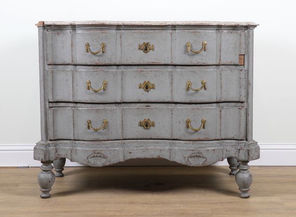 A LATE 18TH/ EARLY 19TH CENTURY CONTINENTAL SERPENTINE THREE DRAWER COMMODE