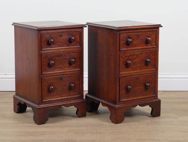 A PAIR OF MAHOGANY THREE DRAWER BEDSIDE CHESTS (2)