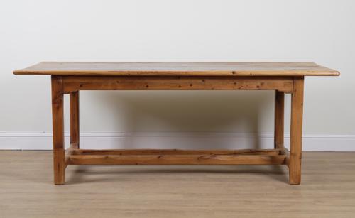 AN 18TH CENTURY STYLE PINE PLANK TOP FARMHOUSE TABLE